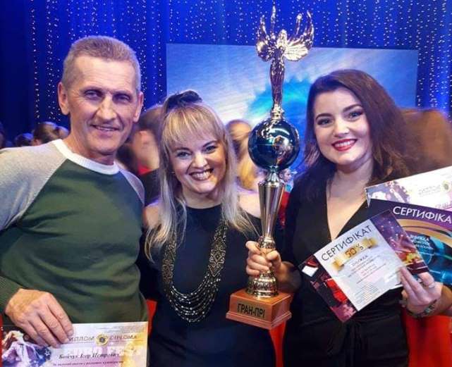 Володар Гран-Прі Діана Бернат із викладачем вокалу – заслуженим працівником культури України Ігорем Бойчуком та заслуженою артисткою України Інесою Братущик 